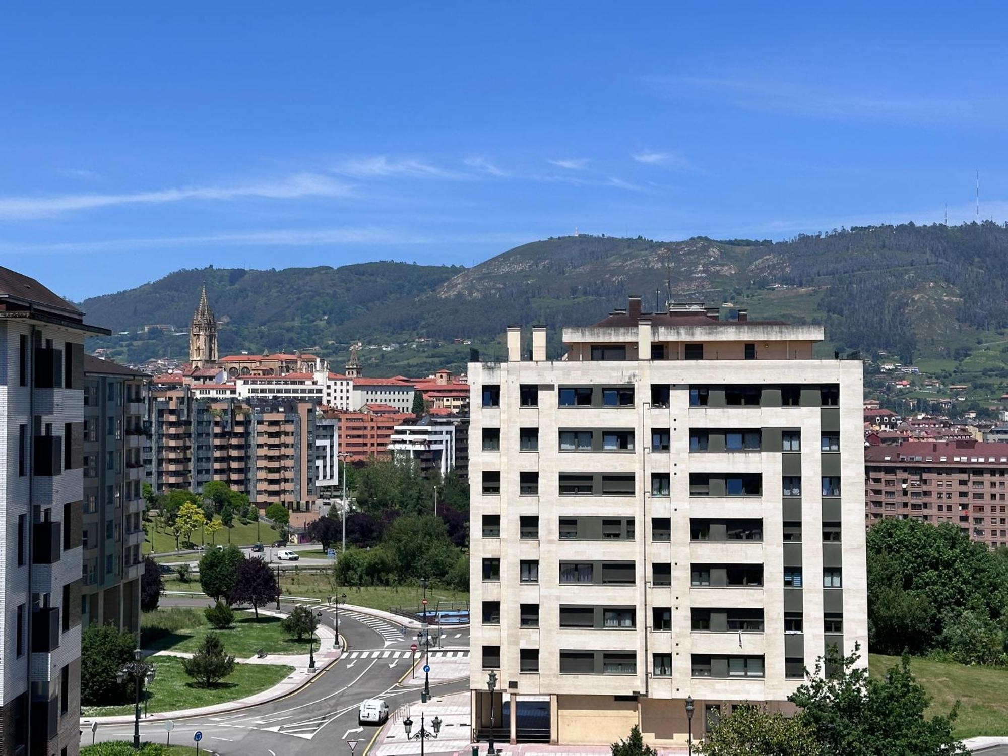 Acogedor Apartamento Con Vistas A La Catedral Y Parking Oviedo Bagian luar foto